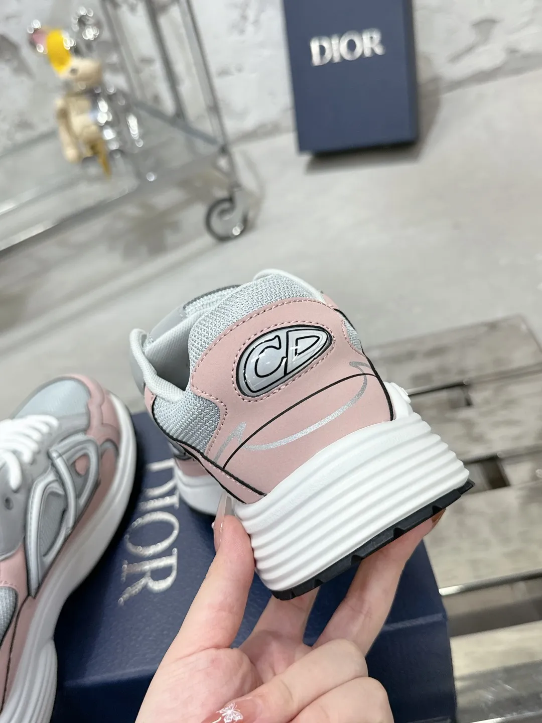 Men's men's shoes 💰600❤️❤️❤️High version Dior Dior's latest color matching B30 series reflective dad sneakers original 17380💰 purchased for development and production Brand new B30 sneakers Dad Shoes style shoes that follow the trend of the retro market The Dior logo on the tongue also indicates that this pair of shoes is the B30 model! B30 uses fine-textured leather and mesh cloth materials to form a shoe body. There are conspicuous letters CD on both sides of the shoe body to indicate identity. Many lines on the shoe body outline details to make the shoes look less monotonous and full of retro flavor. The delivery counter is exquisitely packaged🛍📦 ▪️Fabric: Original customized technical fabric + mesh ▪️Inner lining: Customized breathable lining ▪️Outsole: Original molded IP foam + TPU outsole ▪️Sole thickness: 3.5CM ▪️Size: Women’s size 35-40 / Men’s size 39-46